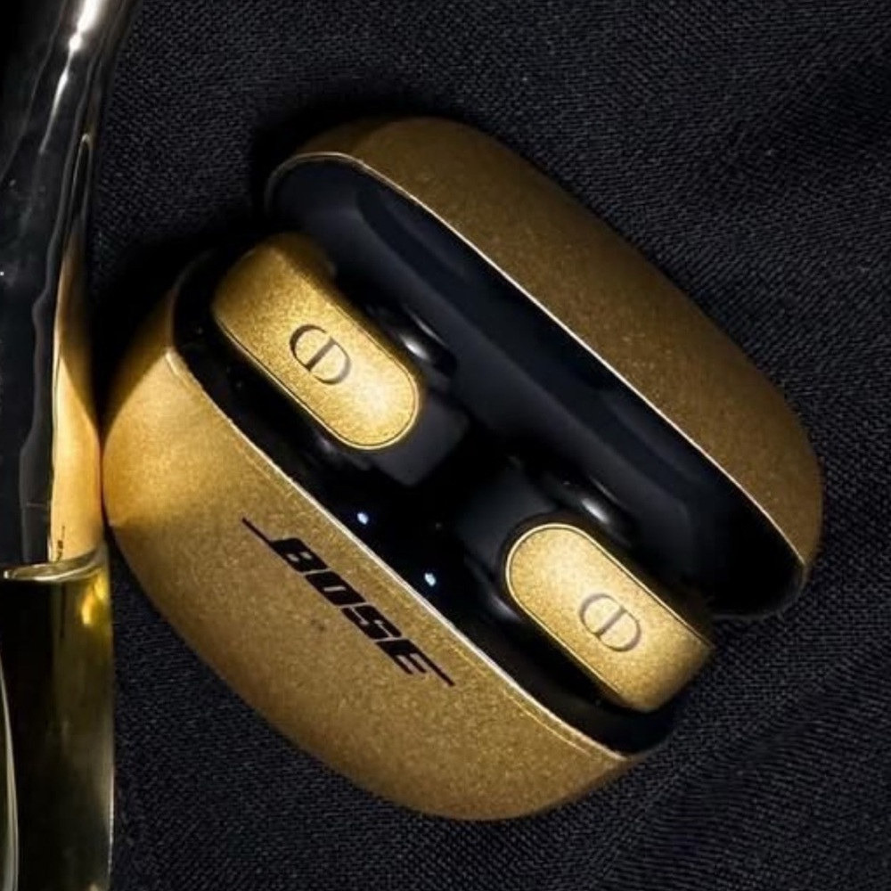 Dior earbuds.New never used,only open box.